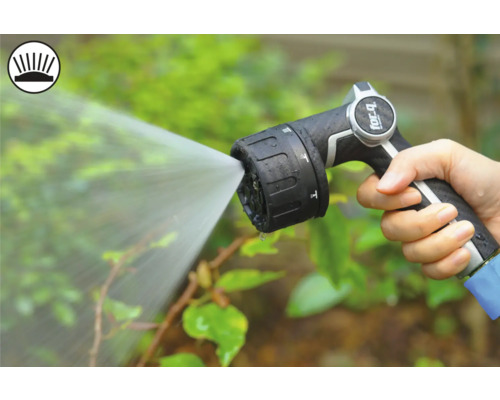 En hand håller i en trädgårdsspruta som sprutar vatten