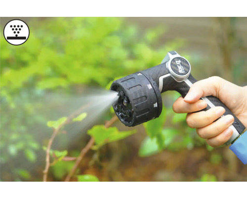 Hand som håller trädgårdsspruta med stråle