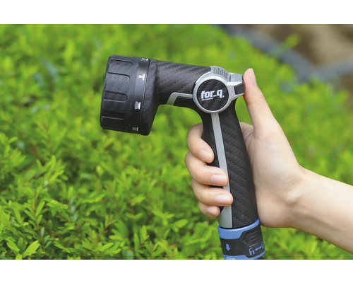 En hand håller i en trädgårdsspruta från for_q.
