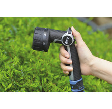 Trädgårdsslangsprutpistol med olika stråltyper i handen