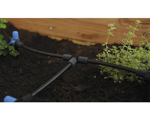 Bevattningssystem i en trädgårdsbädd med växter