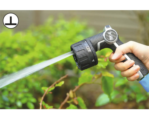 Hand håller trädgårdsslangsprutpistol med justerbara sprutlägen.