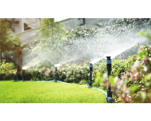 Bevattningssystem i trädgården med grässpridare i drift