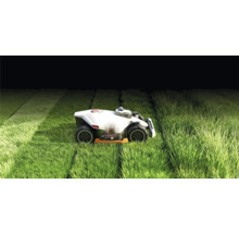 Robotgräsklippare i drift på en gräsmatta.