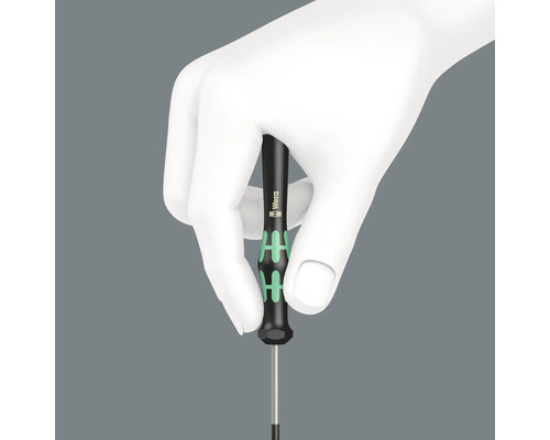 En hand håller en Wera skruvmejsel