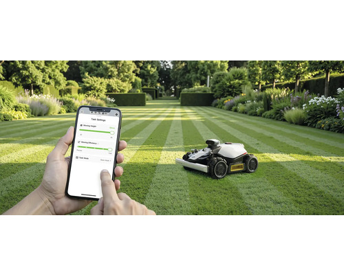 Scen med en robotgräsklippare på en gräsmatta och en person som använder en smartphone för att styra enheten