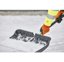 Person som skottar snö med en snöskyffel