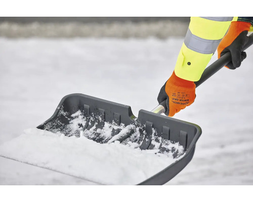 Person som skottar snö med en snöskyffel