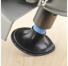 Detaljvy av ett slipverktyg på en träyta