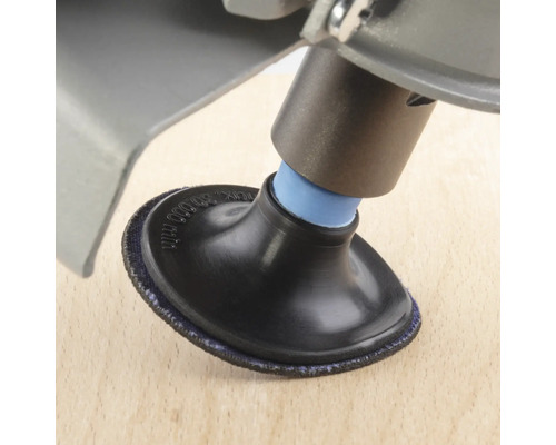 Detaljvy av ett slipverktyg på en träyta