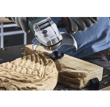 En person använder en vinkelslip för att bearbeta trä.