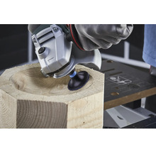 Träbearbetning med en vinkelslip formar en skål i ett träblock.