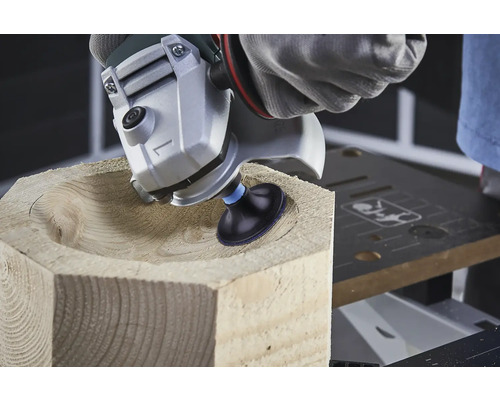 Träbearbetning med en vinkelslip formar en skål i ett träblock.