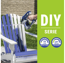 Färgspruta som målar en trästol utomhus