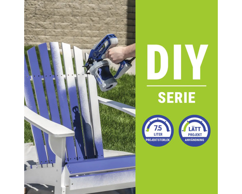 Färgspruta som målar en trästol utomhus