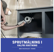 En person spraymålar en möbel med en färgspruta.