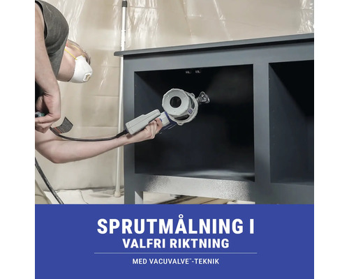 En person spraymålar en möbel med en färgspruta.