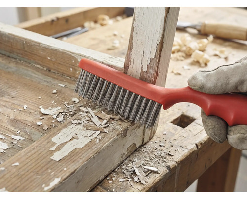 Stålborste tar bort färg från trä