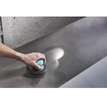 Rengöring av en metallyta med en rengöringsdyna