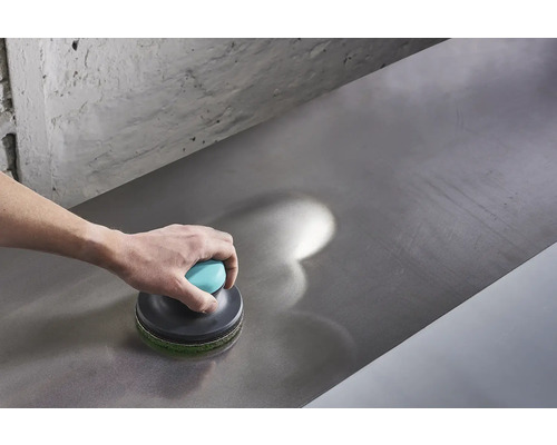 Rengöring av en metallyta med en rengöringsdyna