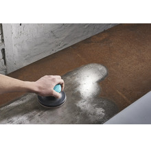 Handslipmaskin används på en metallyta