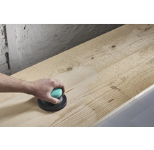 Handslipmaskin som används på en träplanka