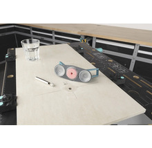 Arbetsbänk med slipverktyg, glas och metallstift för träbearbetning