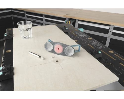 Arbetsbänk med slipverktyg, glas och metallstift för träbearbetning