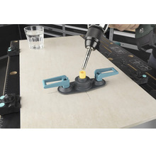 Diamantborr i bruk med borrningsmall på arbetsbänk