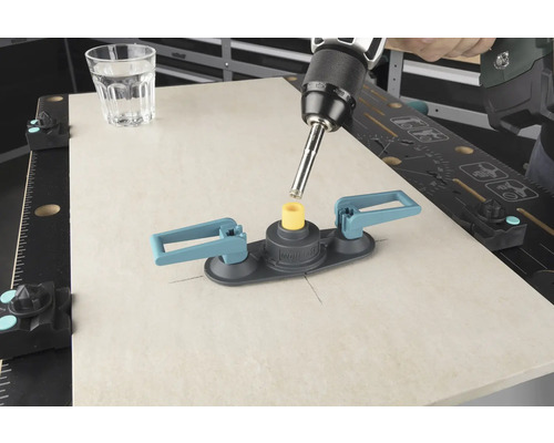 Diamantborr i bruk med borrningsmall på arbetsbänk