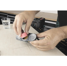 Man sätter in slipfäste i en färgkopp.