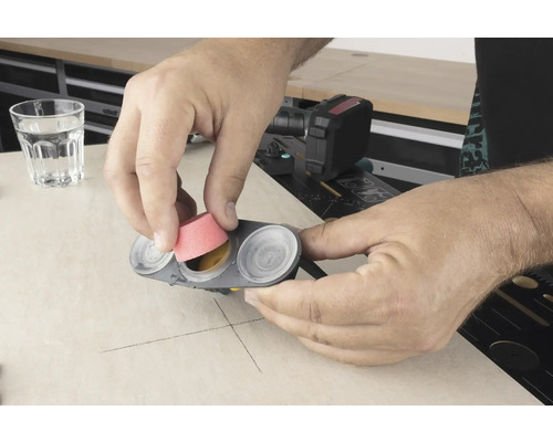 Man sätter in slipfäste i en färgkopp.