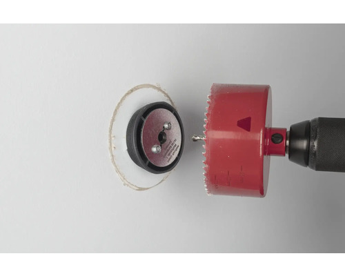 En hålsåg borrar ett hål i en vägg.