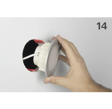 Installation av infälld takspotlight i hål med hand