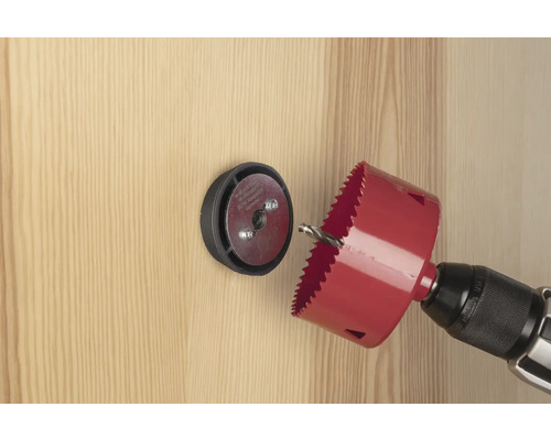 Hålsåg används på en trädörr med styrning