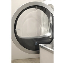 Öppen dörr till en tvättmaskin