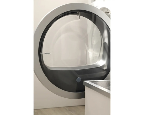 Öppen dörr till en tvättmaskin