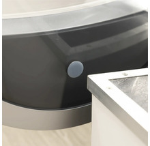 Detaljbild av ett badkar med avtappningsknapp