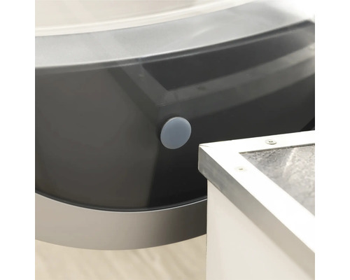 Detaljbild av ett badkar med avtappningsknapp