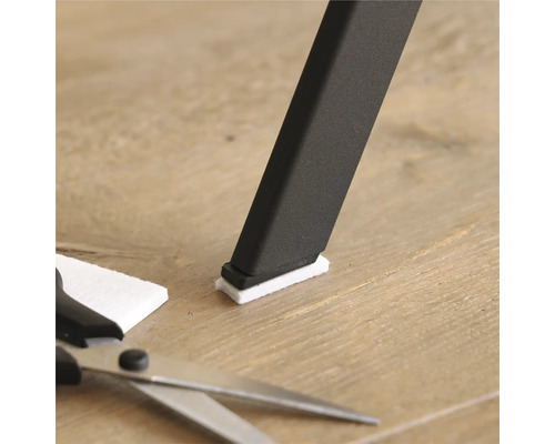 Stolsben med filtdyna för att skydda golvet från repor