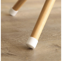 Träben på stol med möbelglidare