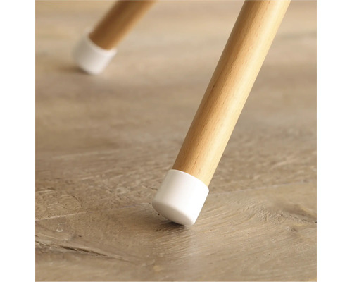 Träben på stol med möbelglidare