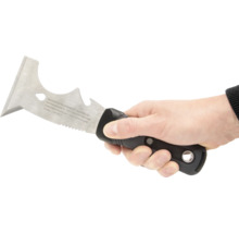 Multifunktionsverktyg med blad och svart handtag i en hand