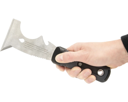Multifunktionsverktyg med blad och svart handtag i en hand