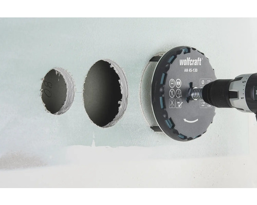 Wolfcraft hålsåg med borr som borrar hål i en vägg.