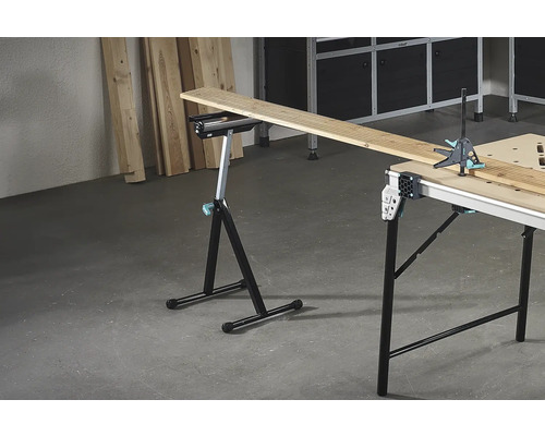 Verkstadsbild med arbetsbänk och materialstativ för träbearbetning