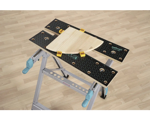 Wolfcraft Master 200 arbetsbänk med träbit och spännbackar.