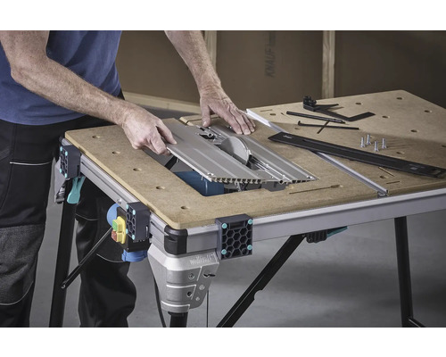 Arbetsbänk med cirkelsågklinga och tillbehör på en arbetsyta