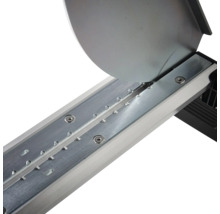 Detaljvy av en styrskena i metall för en kakelskärare med kapskiva.