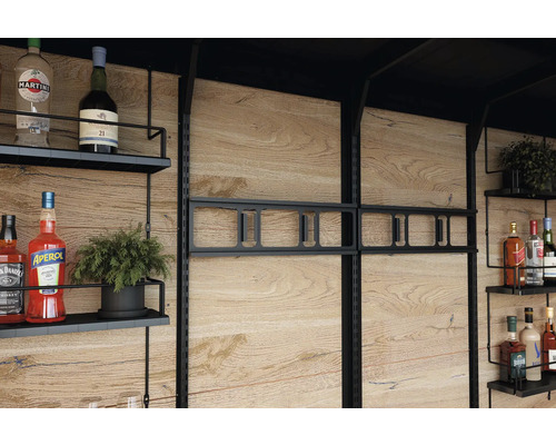 Hylla med drycker och dekoration framför en trävägg